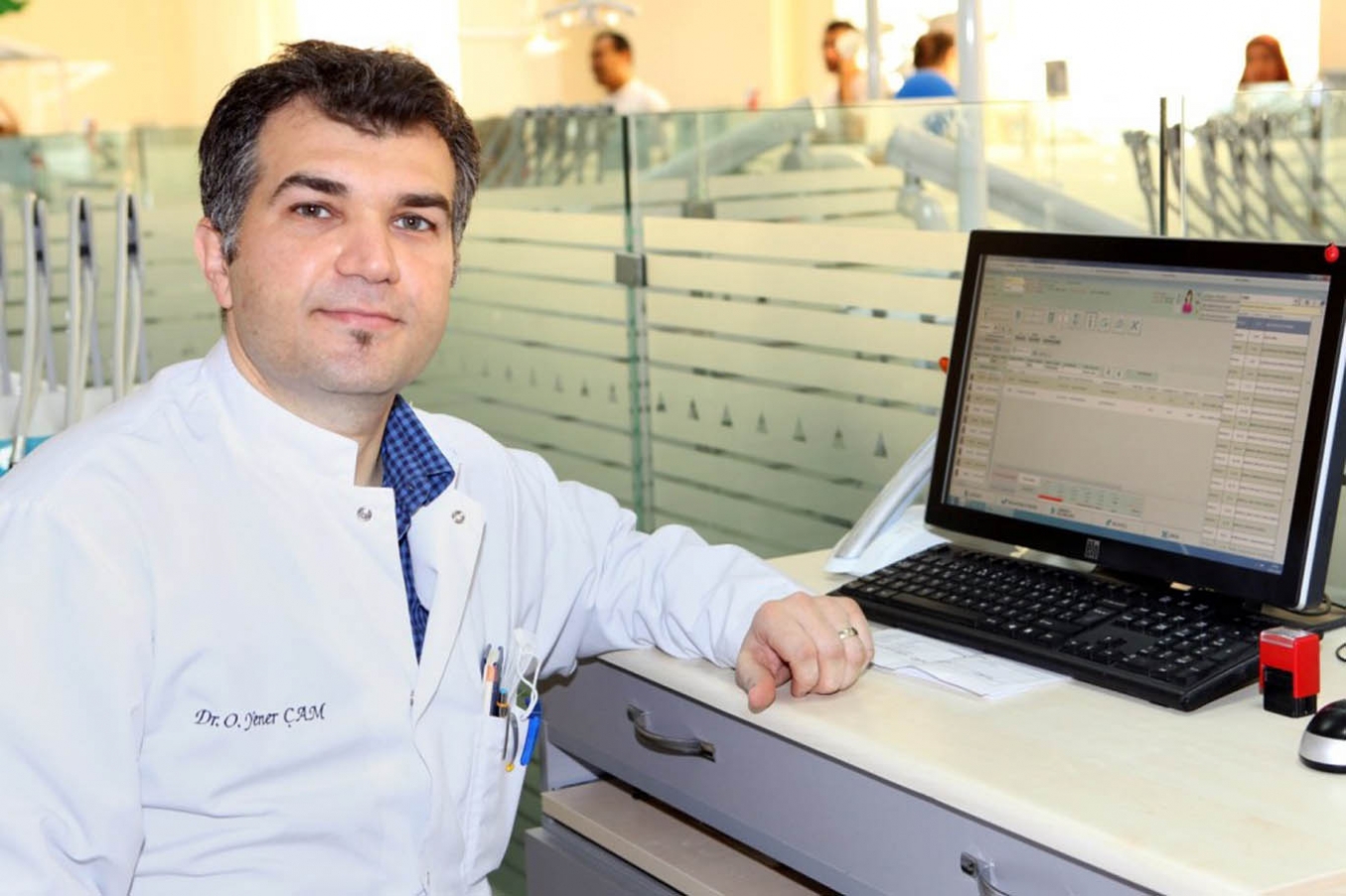 Çapraşık dişler kişinin sosyal hayatını olumsuz etkiliyor Çapraşık dişler kişinin sosyal hayatını olumsuz etkiliyor